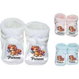 chaussons-bébé-personnalisé-blanc-bleu-ou-rose-cheval-prénom