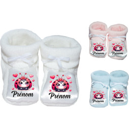 chaussons-bébé-personnalisé-blanc-bleu-ou-rose-coccinelle-prénom