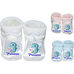 chaussons-bébé-personnalisé-blanc-bleu-ou-rose-hippocampe-prénom